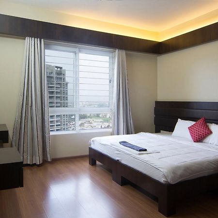 Amanora Park Town Bed and Breakfast Poona Buitenkant foto