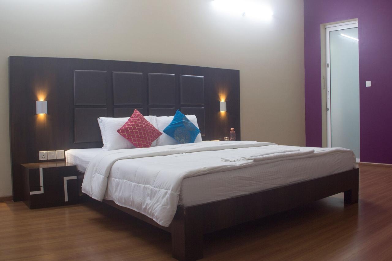 Amanora Park Town Bed and Breakfast Poona Buitenkant foto