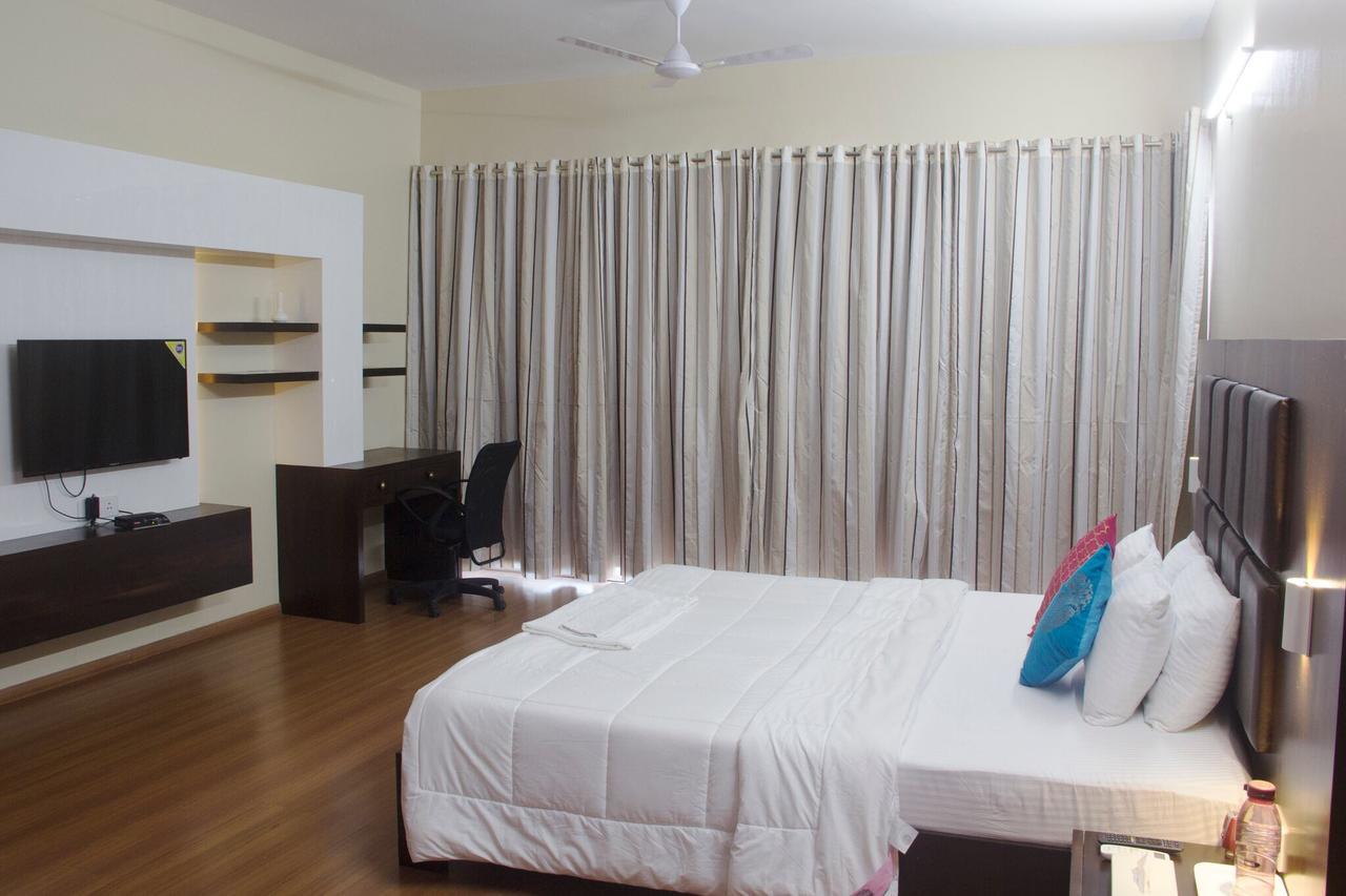 Amanora Park Town Bed and Breakfast Poona Buitenkant foto