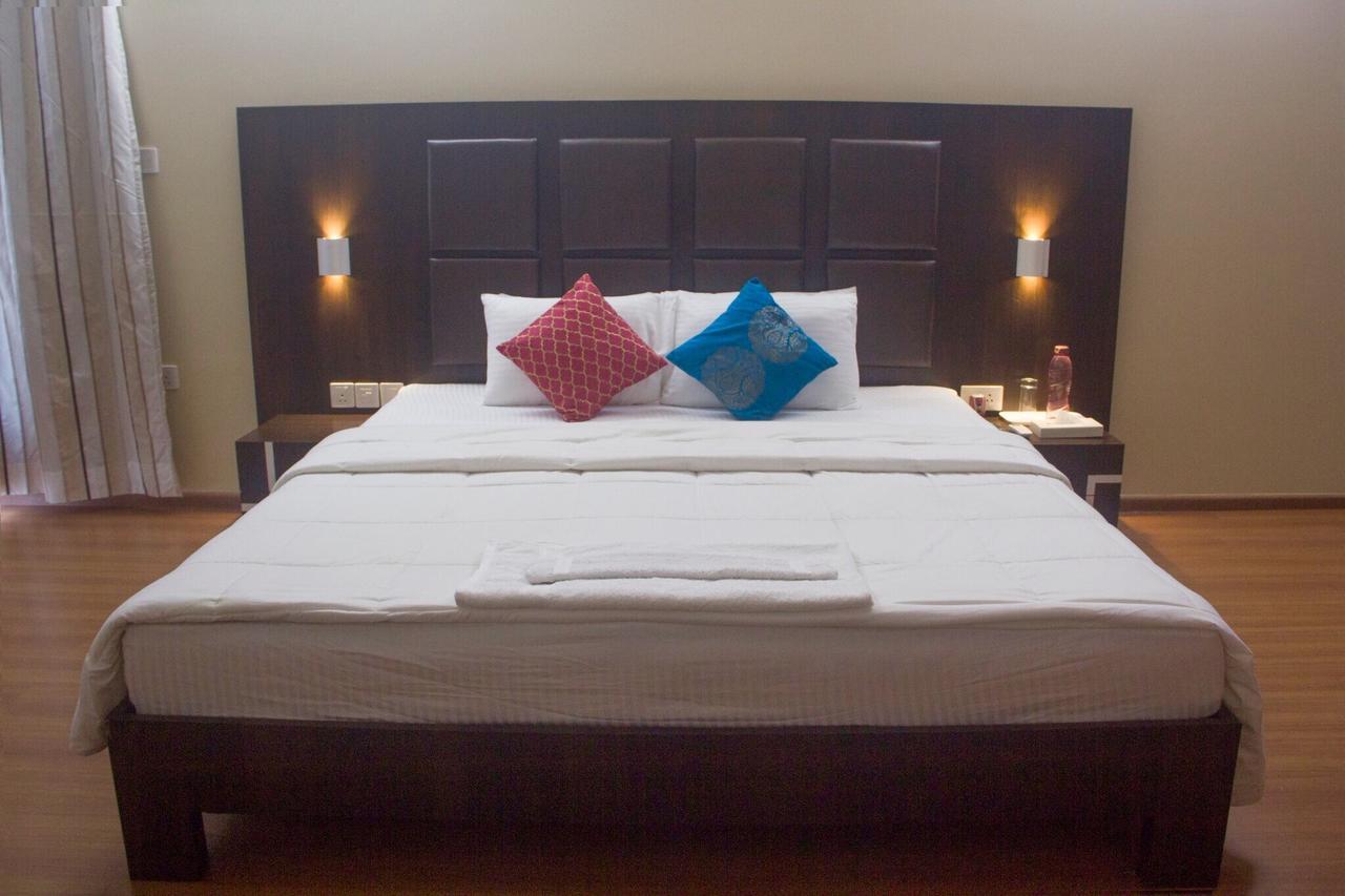 Amanora Park Town Bed and Breakfast Poona Buitenkant foto