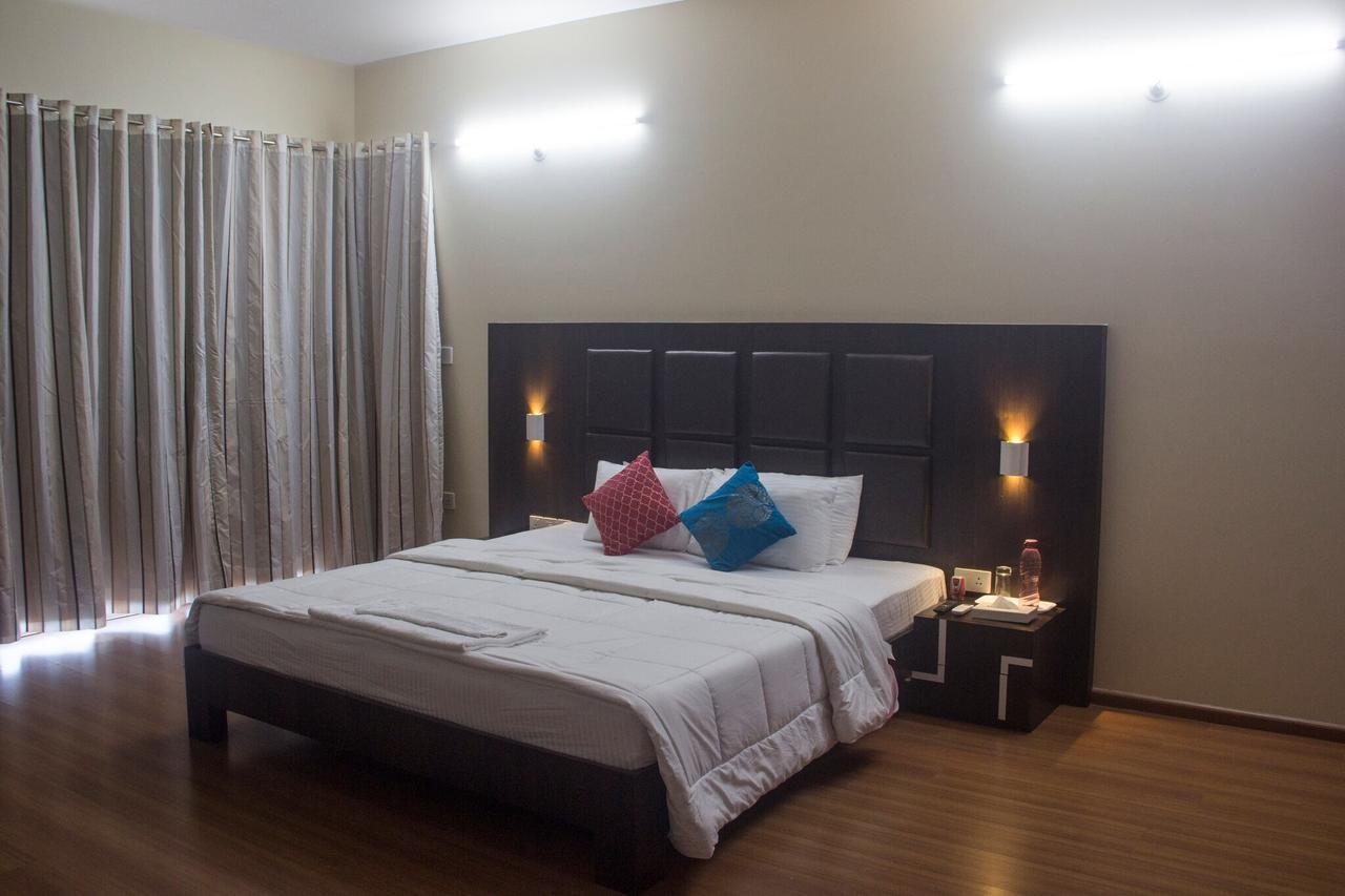 Amanora Park Town Bed and Breakfast Poona Buitenkant foto
